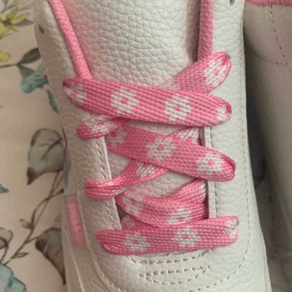Hello Kitty Size 6 Kids or 8 Women’s Sneakers - Picture 5 of 9